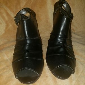 Two pair of elegant saddles. Lightly worn twice for photo shot.